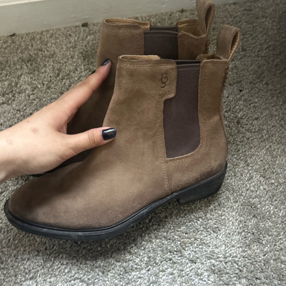 7.5 Ugg Chelsea Boots